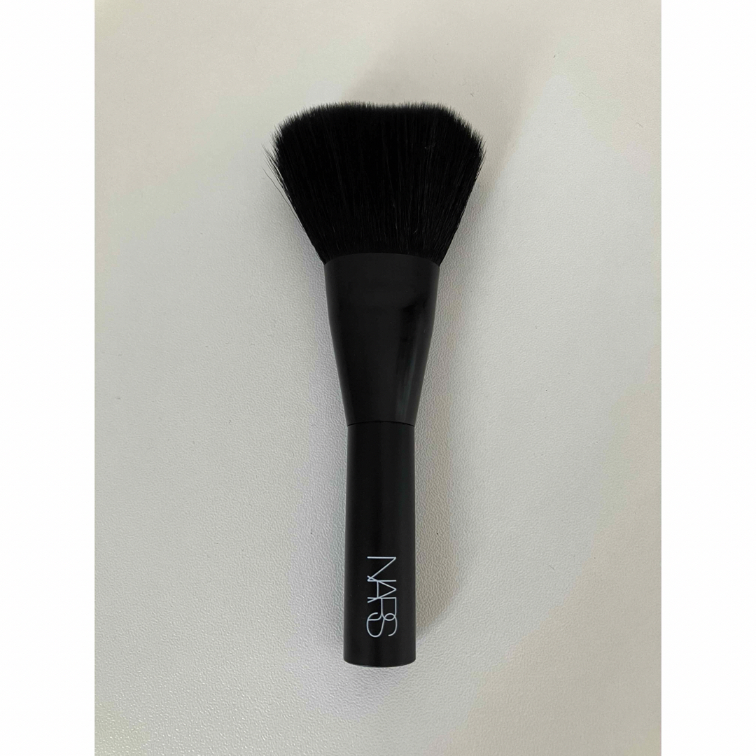 NARS(ナーズ)のNARS チーク フェイス メイクブラシ ★美品 コスメ/美容のメイク道具/ケアグッズ(ブラシ・チップ)の商品写真