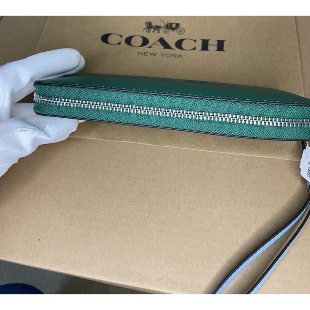 COACH(コーチ)の【新品未使用】　COACH 　 長財布　レザー ロングジップ　緑　グリーン　馬車 レディースのファッション小物(財布)の商品写真