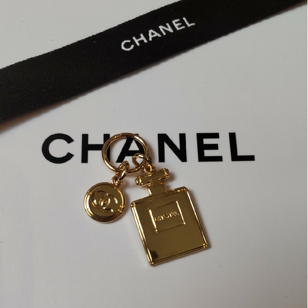 CHANEL(シャネル)のシャネル　2023年 ホリデー限定チャーム　 N° 5 ボトル　チャーム レディースのアクセサリー(チャーム)の商品写真