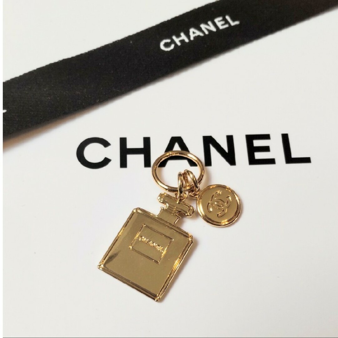 CHANEL(シャネル)のシャネル　2023年 ホリデー限定チャーム　 N° 5 ボトル　チャーム レディースのアクセサリー(チャーム)の商品写真