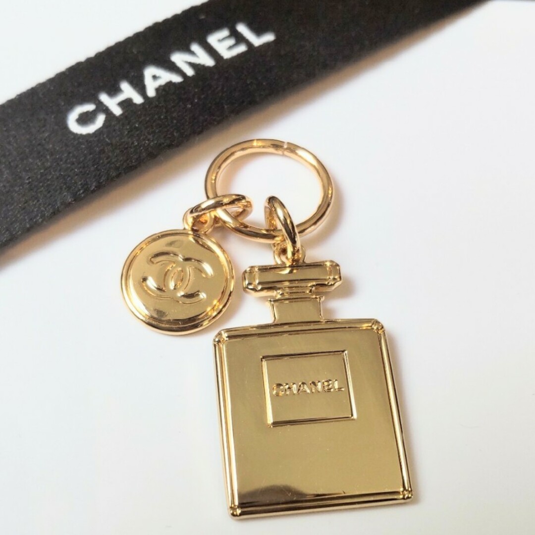 CHANEL(シャネル)のシャネル　2023年 ホリデー限定チャーム　 N° 5 ボトル　チャーム レディースのアクセサリー(チャーム)の商品写真