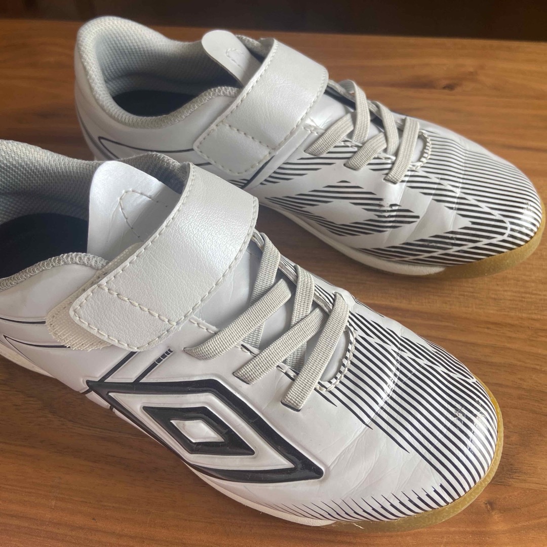 UMBRO(アンブロ)のumbro アンブロ　20.5 フットサルシューズ　キッズ　白 スポーツ/アウトドアのサッカー/フットサル(シューズ)の商品写真