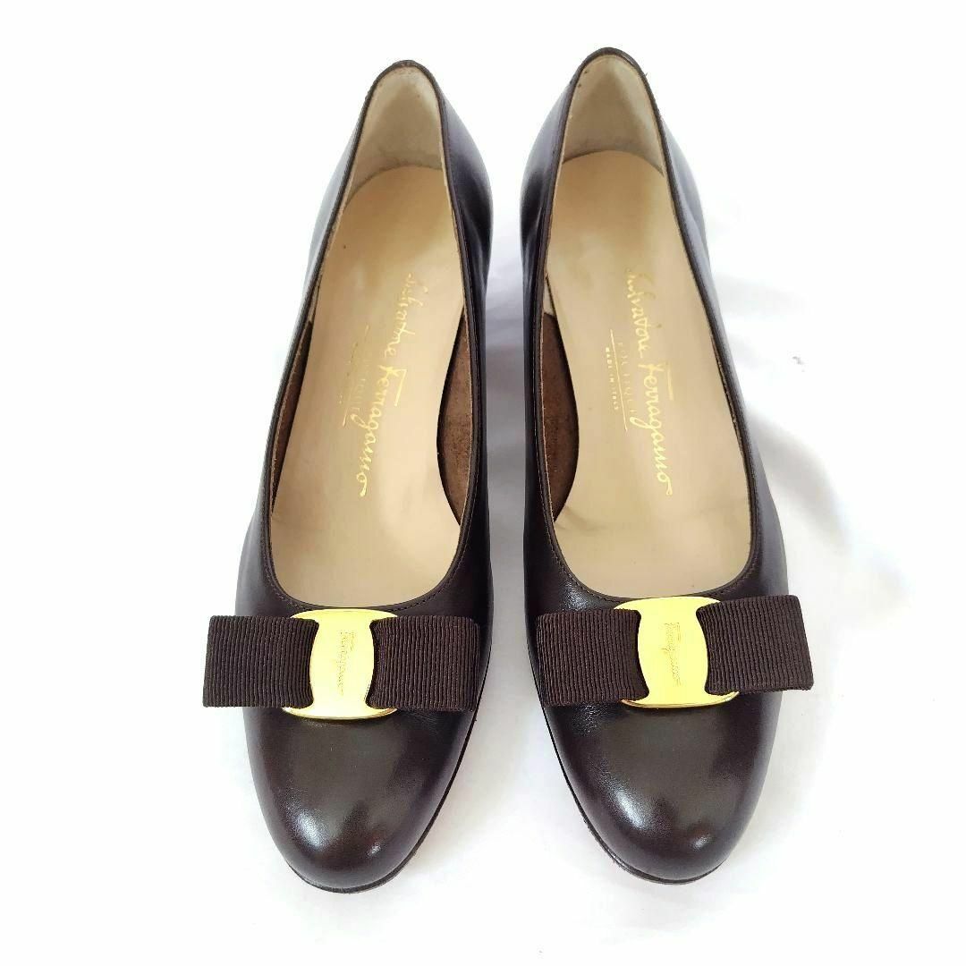 Salvatore Ferragamo(サルヴァトーレフェラガモ)の美品❤箱付き☆フェラガモ【Ferragamo】ヴァラ パンプス ダークブラウン レディースの靴/シューズ(ハイヒール/パンプス)の商品写真