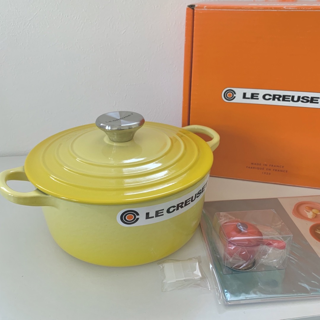 LE CREUSET(ルクルーゼ)のル・クルーゼ　ココットロンド　ココット　ソレイユ　イエロー　18 オマケ付き インテリア/住まい/日用品のキッチン/食器(鍋/フライパン)の商品写真