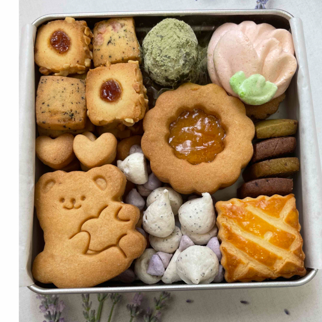 クマとハートのクッキー缶 食品/飲料/酒の食品(菓子/デザート)の商品写真