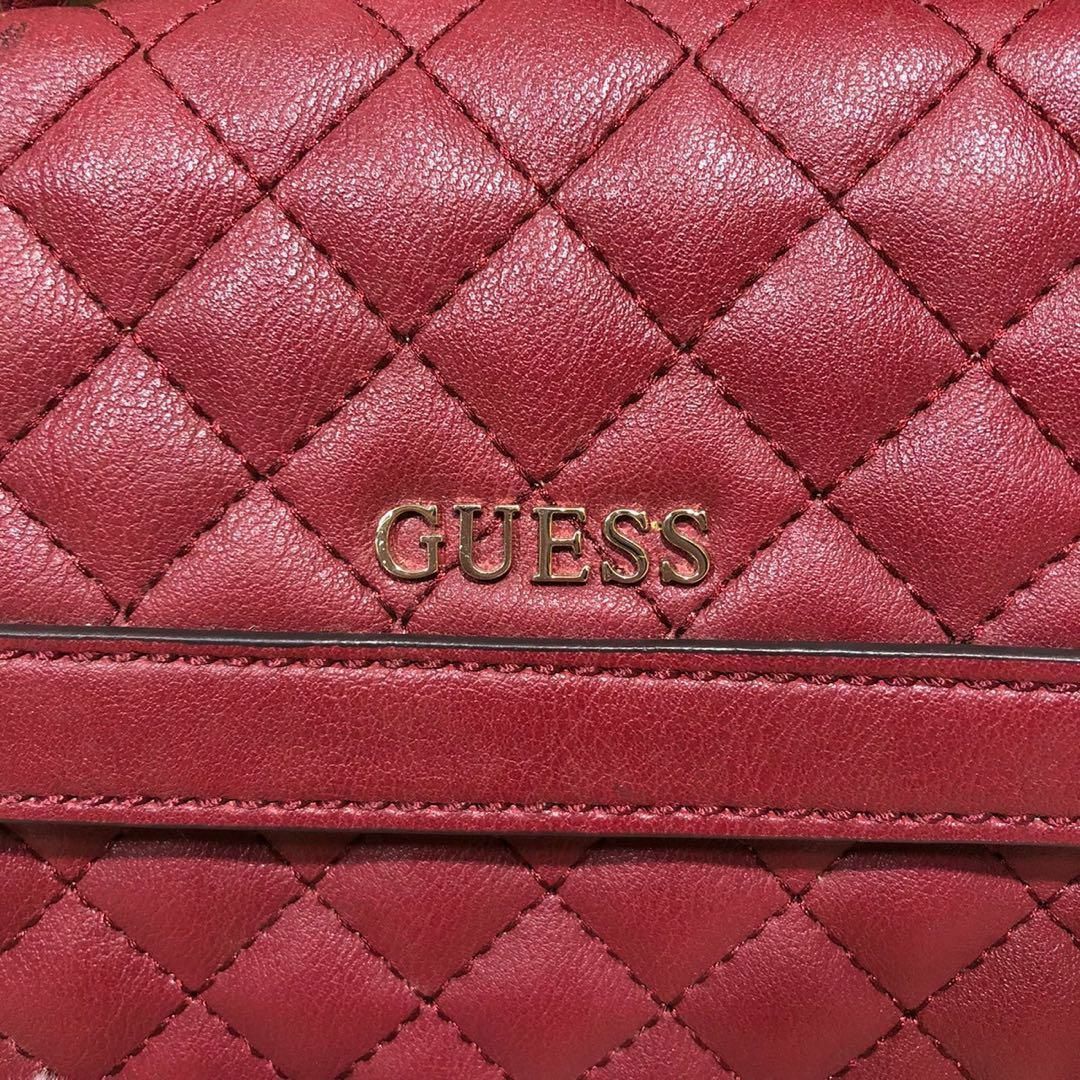 GUESS(ゲス)のGUESSゲス　ミニショルダーバッグ　ポーチ　キルティング　レッド　赤　斜め掛け レディースのバッグ(ショルダーバッグ)の商品写真