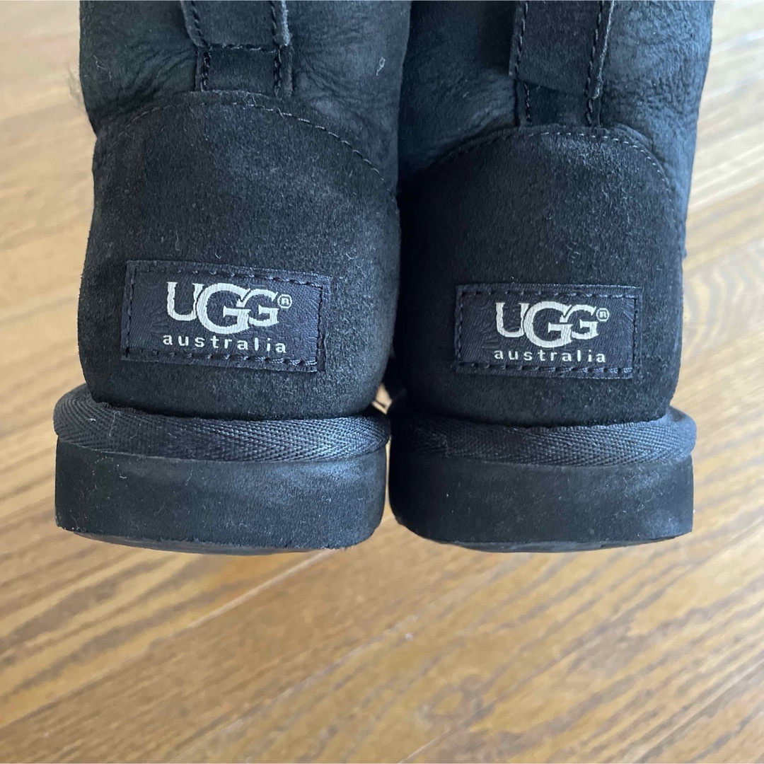 UGG(アグ)のugg ムートンブーツ　ミニ　24 黒 レディースの靴/シューズ(ブーツ)の商品写真