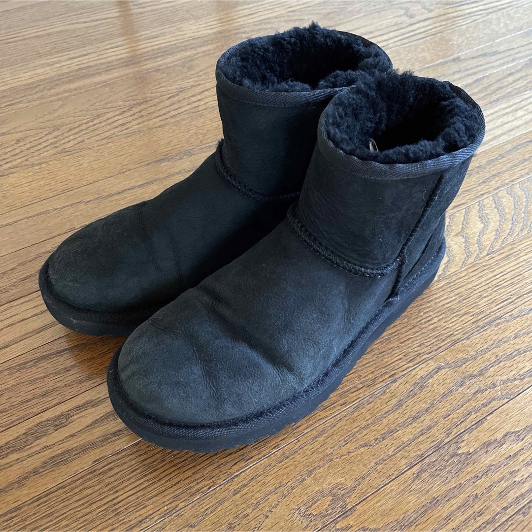 UGG(アグ)のugg ムートンブーツ　ミニ　24 黒 レディースの靴/シューズ(ブーツ)の商品写真