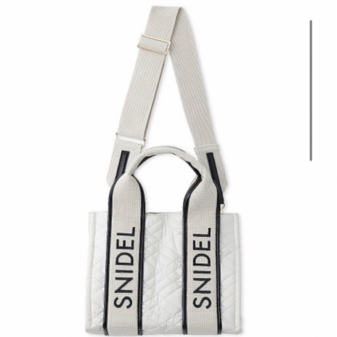 SNIDEL(スナイデル)の❗️最終値下げ中❗️SNIDEL ロゴキルティングスクエアバッグ　アイボリー レディースのバッグ(トートバッグ)の商品写真
