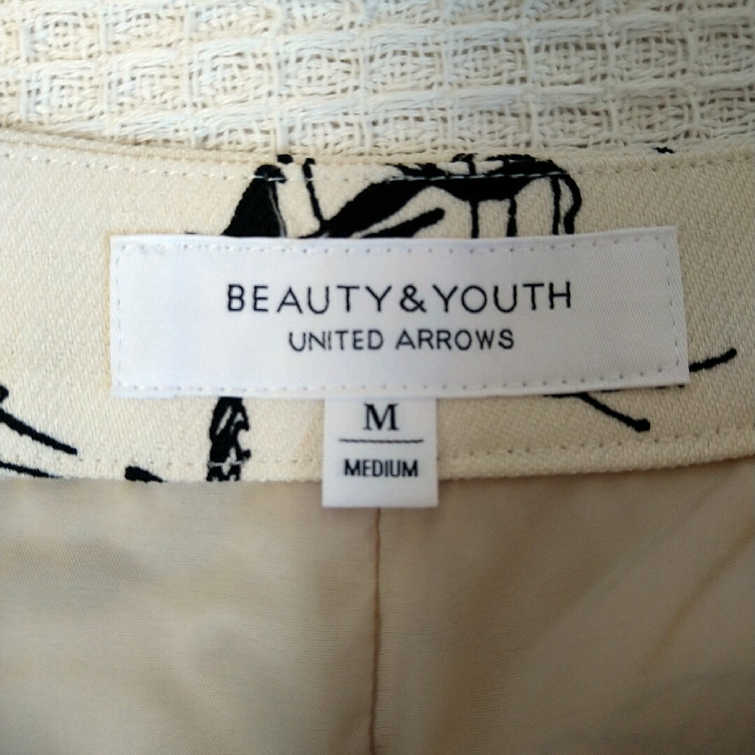 BEAUTY&YOUTH UNITED ARROWS(ビューティアンドユースユナイテッドアローズ)のハンドフラワープリントストレートパンツ　オフホワイト レディースのパンツ(カジュアルパンツ)の商品写真