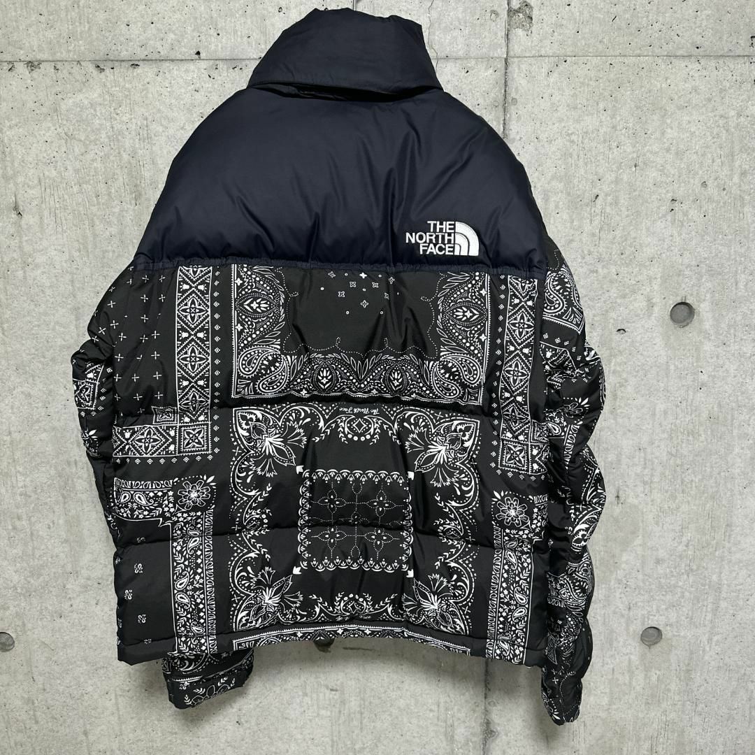 THE NORTH FACE(ザノースフェイス)のノースフェイス ヌプシ メンズ  S バンダナ柄 ペイズリー柄　海外限定 メンズのジャケット/アウター(ダウンジャケット)の商品写真