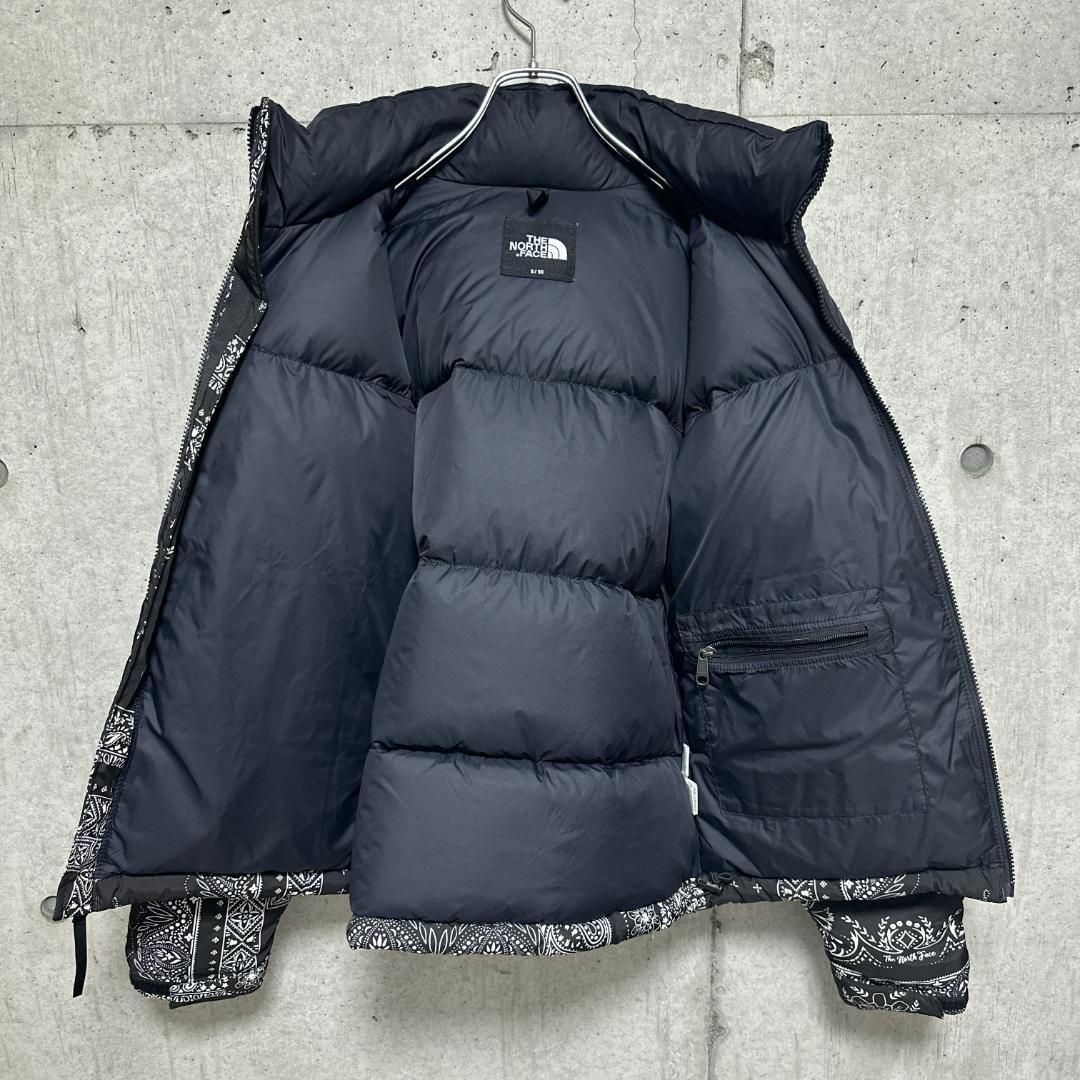 THE NORTH FACE(ザノースフェイス)のノースフェイス ヌプシ メンズ  S バンダナ柄 ペイズリー柄　海外限定 メンズのジャケット/アウター(ダウンジャケット)の商品写真