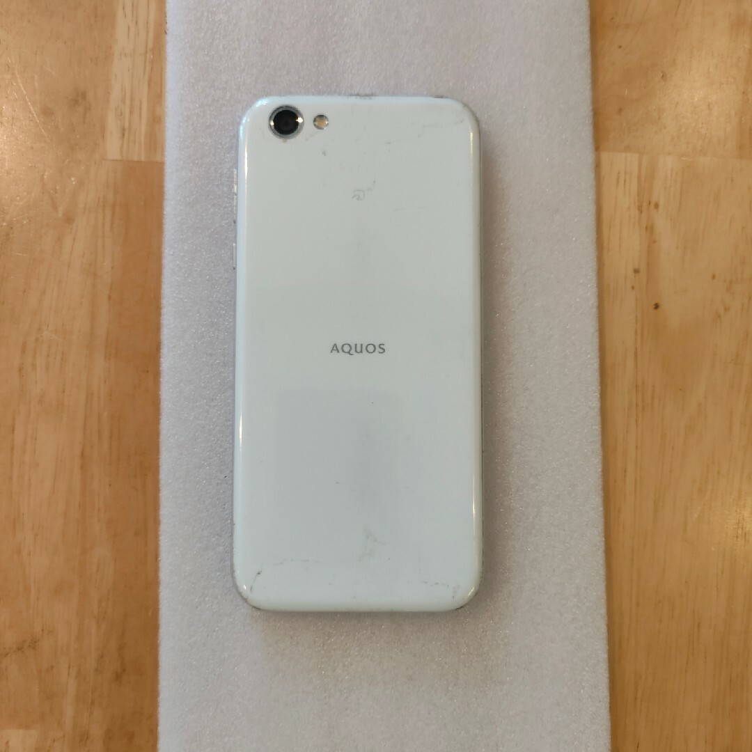 AQUOS R Zirconia White 64 GB Softbank スマホ/家電/カメラのスマートフォン/携帯電話(スマートフォン本体)の商品写真
