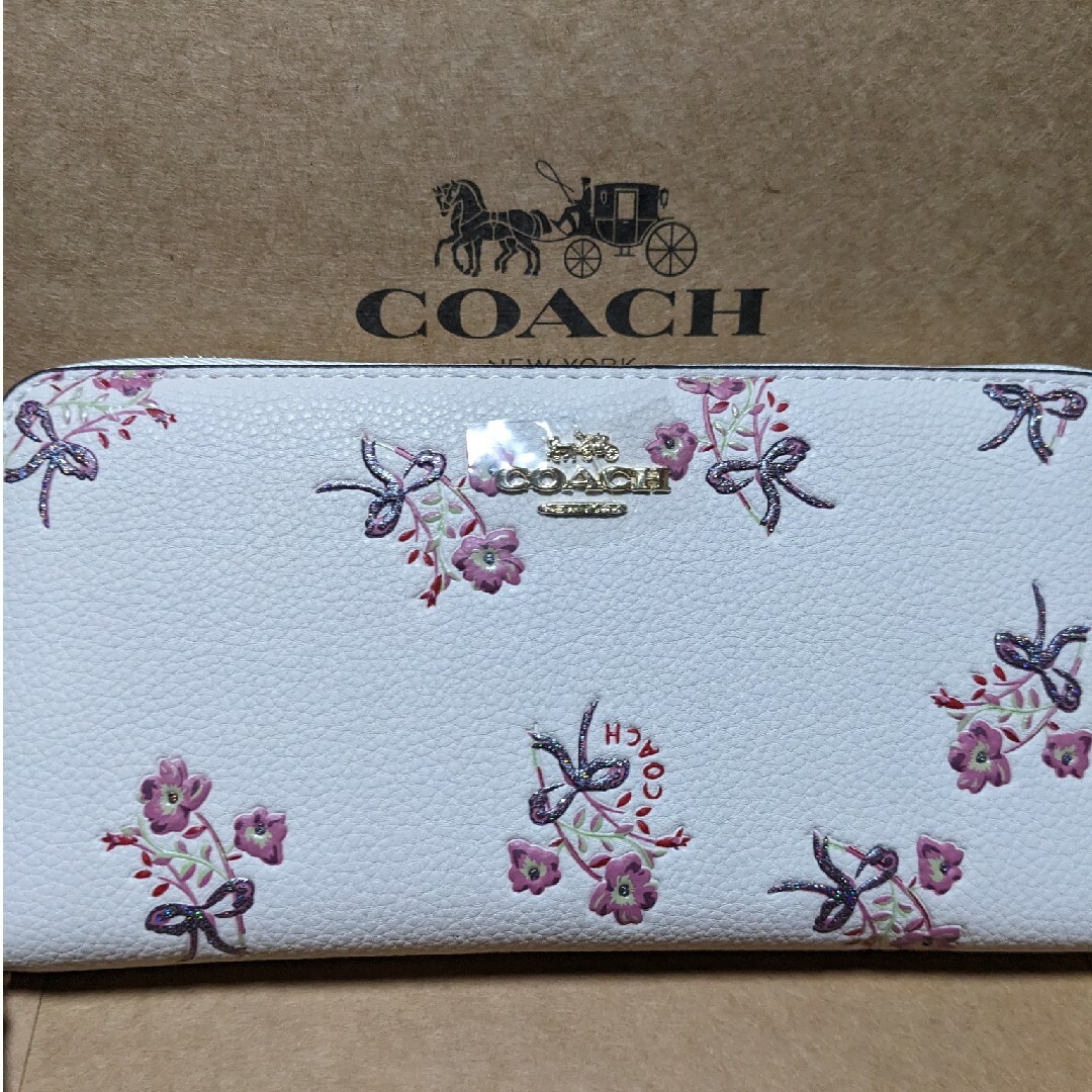 COACH(コーチ)のCOACH 長財布　ラウンドファスナー花柄白 レディースのファッション小物(財布)の商品写真