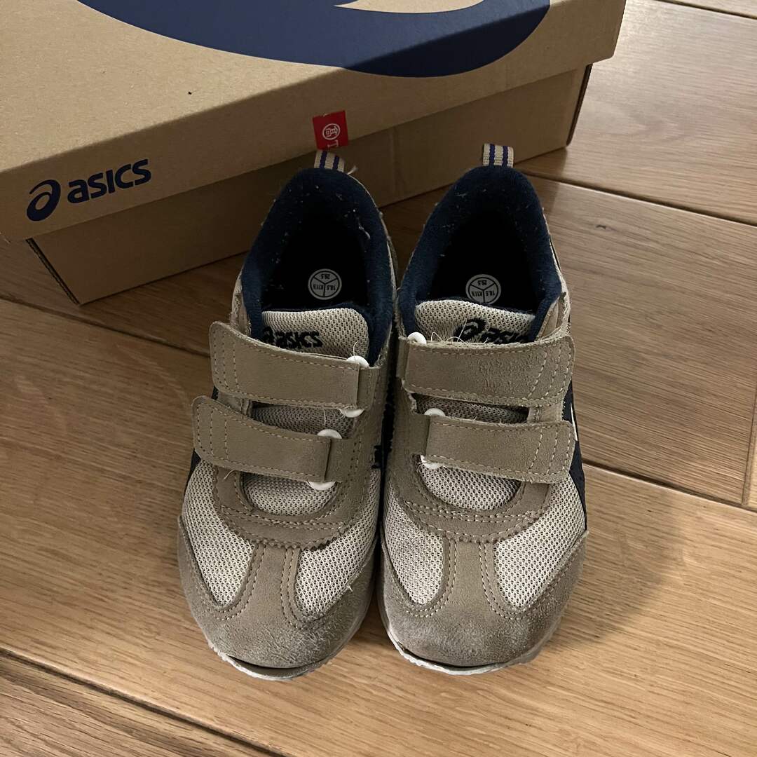 asics(アシックス)のASICS Idaho mini ベージュ　18.5cm キッズ/ベビー/マタニティのキッズ靴/シューズ(15cm~)(スニーカー)の商品写真