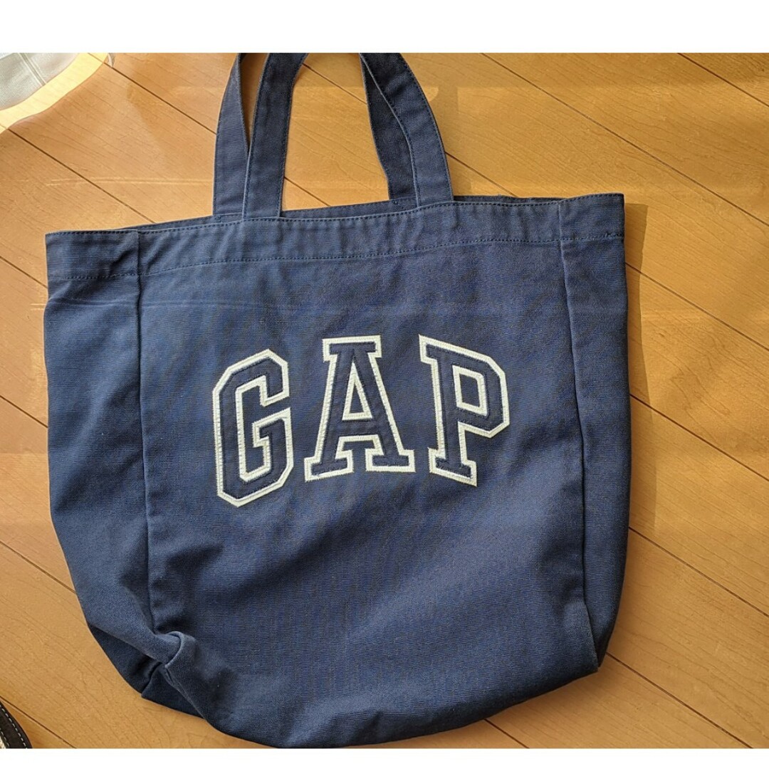 GAP(ギャップ)のGAP　バッグ　ネイビー　大型 レディースのバッグ(トートバッグ)の商品写真