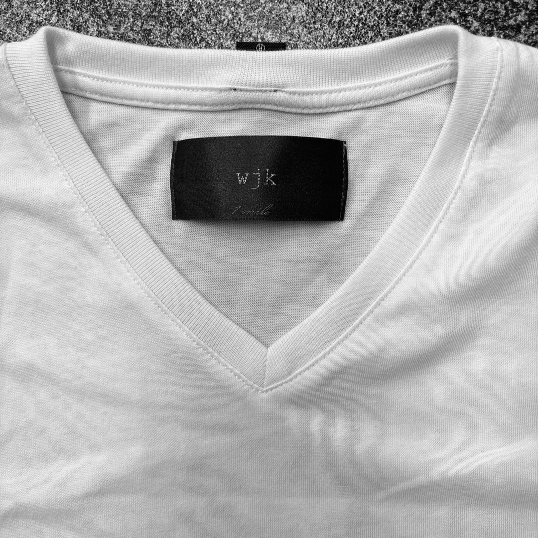 wjk(ダブルジェーケー)の【未使用】wjk vネックTシャツ メンズのトップス(Tシャツ/カットソー(半袖/袖なし))の商品写真