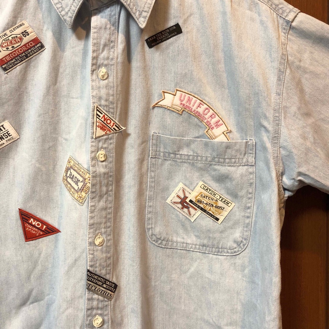 新品　ワッペンの沢山ついたデニムシャツ レディースのトップス(シャツ/ブラウス(半袖/袖なし))の商品写真