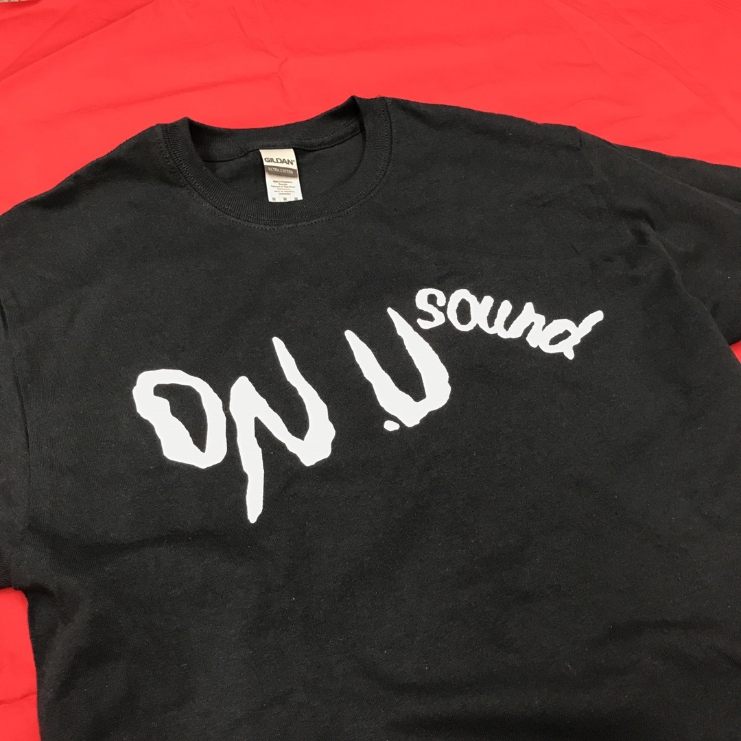 4サイズ有/缶バッジ付 ON-U SOUND ロゴ Tシャツ 黒  -3 メンズのトップス(Tシャツ/カットソー(半袖/袖なし))の商品写真