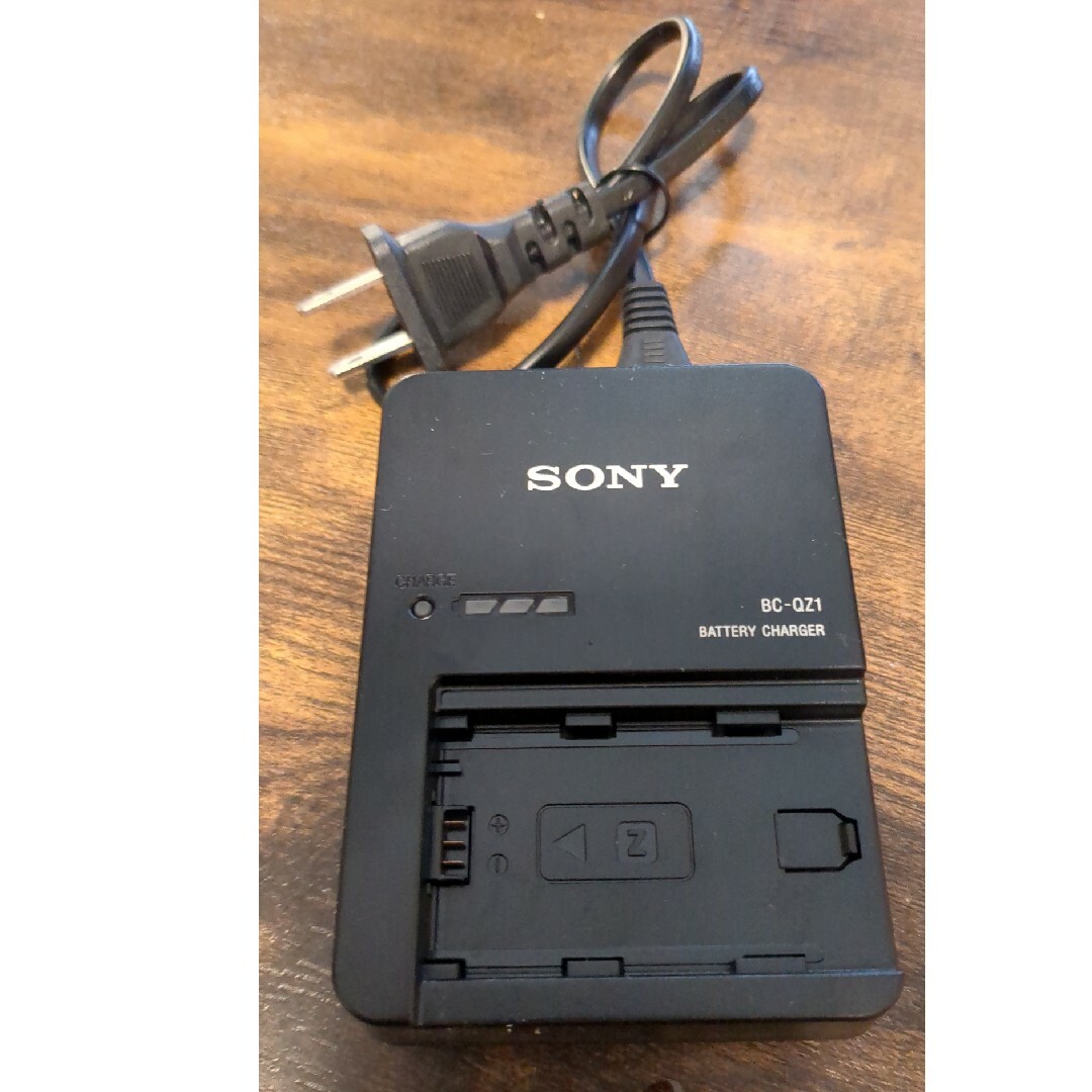SONY(ソニー)のSony ソニー バッテリーチャージャー充電器 BC-QZ1　中古 スマホ/家電/カメラのスマートフォン/携帯電話(バッテリー/充電器)の商品写真