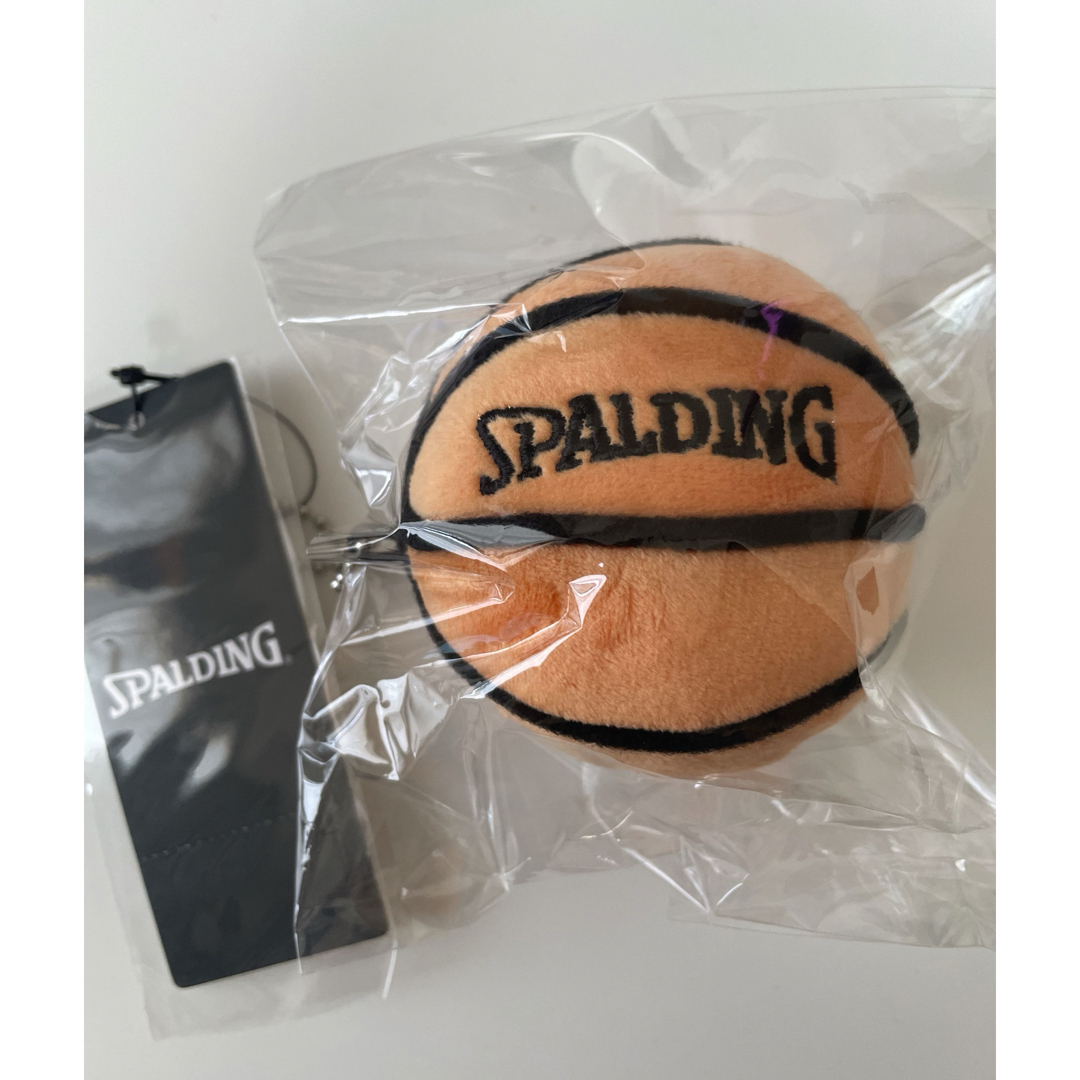 SPALDING(スポルディング)の匿名配送スポルティング　スポルディング　ぬいぐるみキーチェーン　バスケットボール チケットのスポーツ(バスケットボール)の商品写真