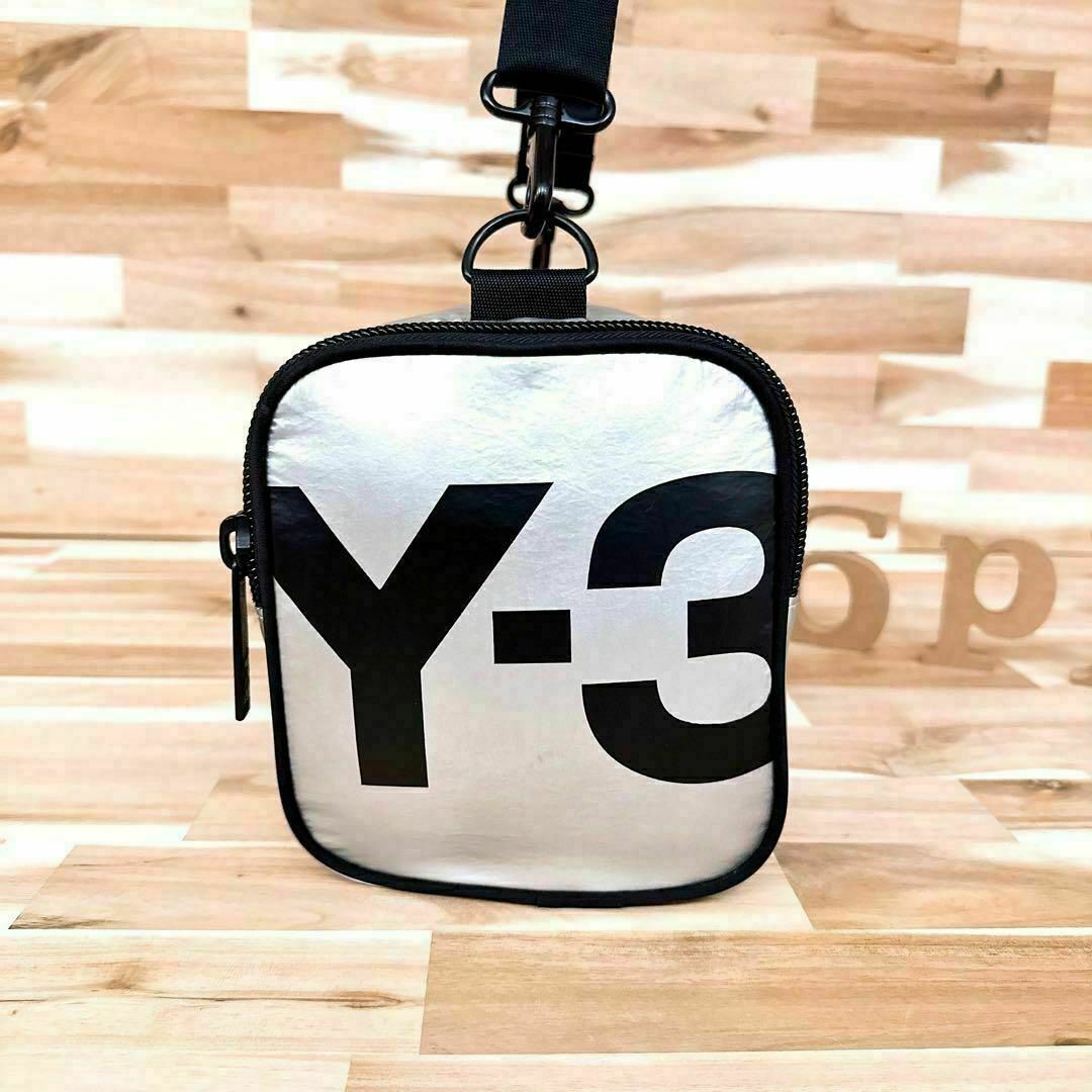 Y-3(ワイスリー)の個性派【ヨウジヤマモト×アディダス】Y-3 スクエア ショルダーバッグ 銀×黒 メンズのバッグ(ショルダーバッグ)の商品写真