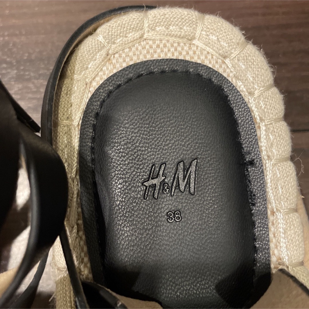 H&M(エイチアンドエム)の美品 H&M 編み込みディテールサンダル 38 レディースの靴/シューズ(サンダル)の商品写真