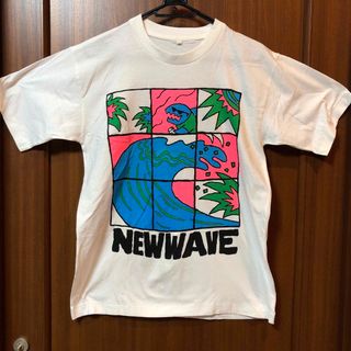 新品　波乗りをする怪獣？夏らしい面白絵柄のNEWWEBE ロゴ入りTシャツ (Tシャツ/カットソー(半袖/袖なし))