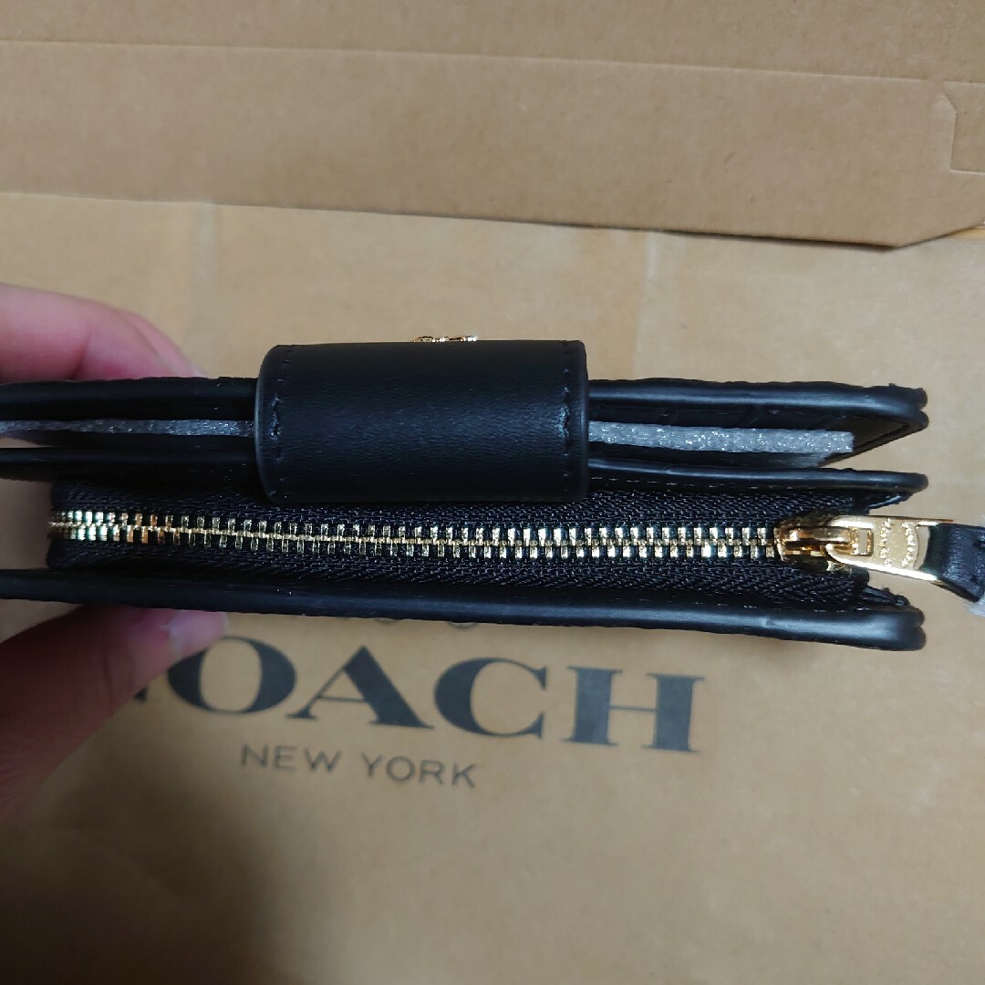 COACH(コーチ)のCOACH　新品　未使用　二つ折り財布 レディースのファッション小物(財布)の商品写真