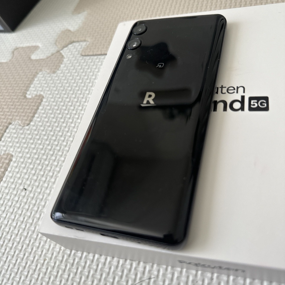 Rakuten Hand 5G P780 ブラック スマホ/家電/カメラのスマートフォン/携帯電話(スマートフォン本体)の商品写真