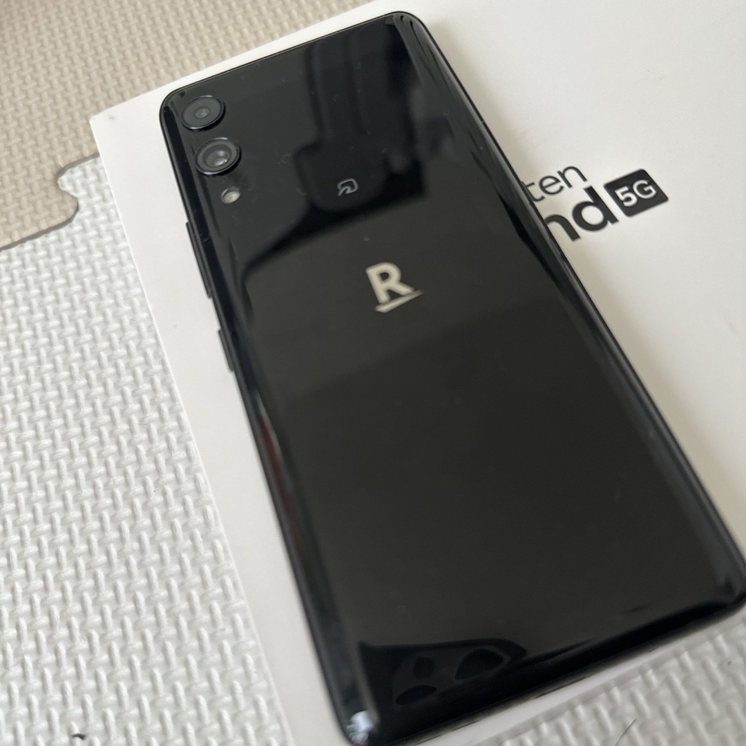 Rakuten Hand 5G P780 ブラック スマホ/家電/カメラのスマートフォン/携帯電話(スマートフォン本体)の商品写真