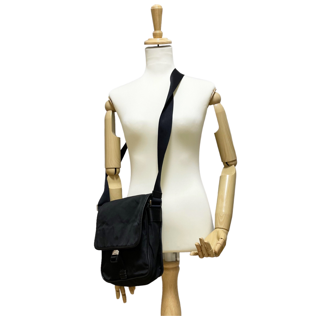 PRADA(プラダ)の✨美品　PRADA プラダ　ショルダーバッグ　メッセンジャー　ブラック　斜め掛け レディースのバッグ(ショルダーバッグ)の商品写真