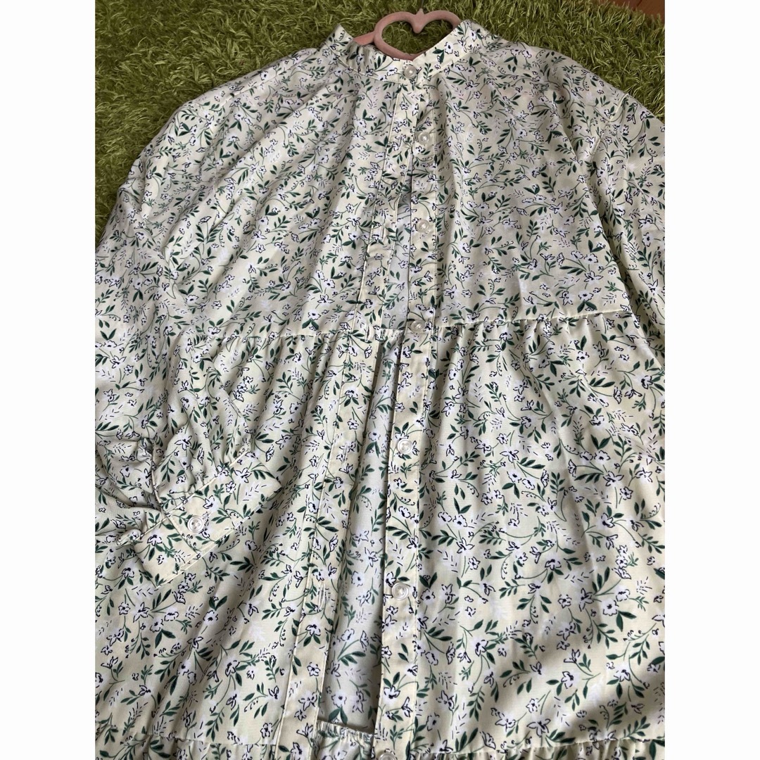 GU(ジーユー)のGU 花柄ワンピース　白　150 キッズ/ベビー/マタニティのキッズ服女の子用(90cm~)(ワンピース)の商品写真