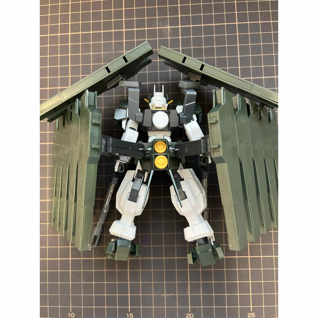 BANDAI(バンダイ)のHG ガンダムサバーニャ(最終決戦仕様) ガンプラ完成品 エンタメ/ホビーのおもちゃ/ぬいぐるみ(模型/プラモデル)の商品写真