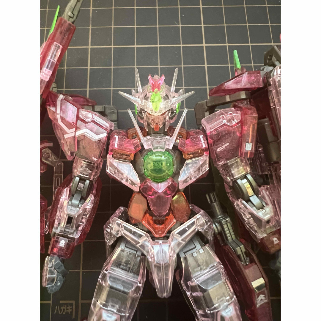 BANDAI(バンダイ)のRG ガンダムベース限定ダブルオークアンタフルセイバートランザムクリア　完成品 エンタメ/ホビーのおもちゃ/ぬいぐるみ(模型/プラモデル)の商品写真