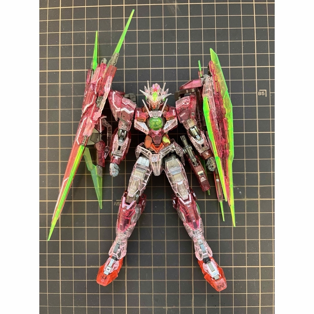 BANDAI(バンダイ)のRG ガンダムベース限定ダブルオークアンタフルセイバートランザムクリア　完成品 エンタメ/ホビーのおもちゃ/ぬいぐるみ(模型/プラモデル)の商品写真