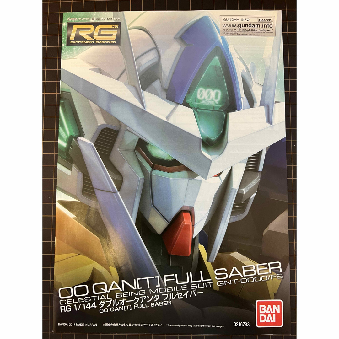 BANDAI(バンダイ)のRG ガンダムベース限定ダブルオークアンタフルセイバートランザムクリア　完成品 エンタメ/ホビーのおもちゃ/ぬいぐるみ(模型/プラモデル)の商品写真