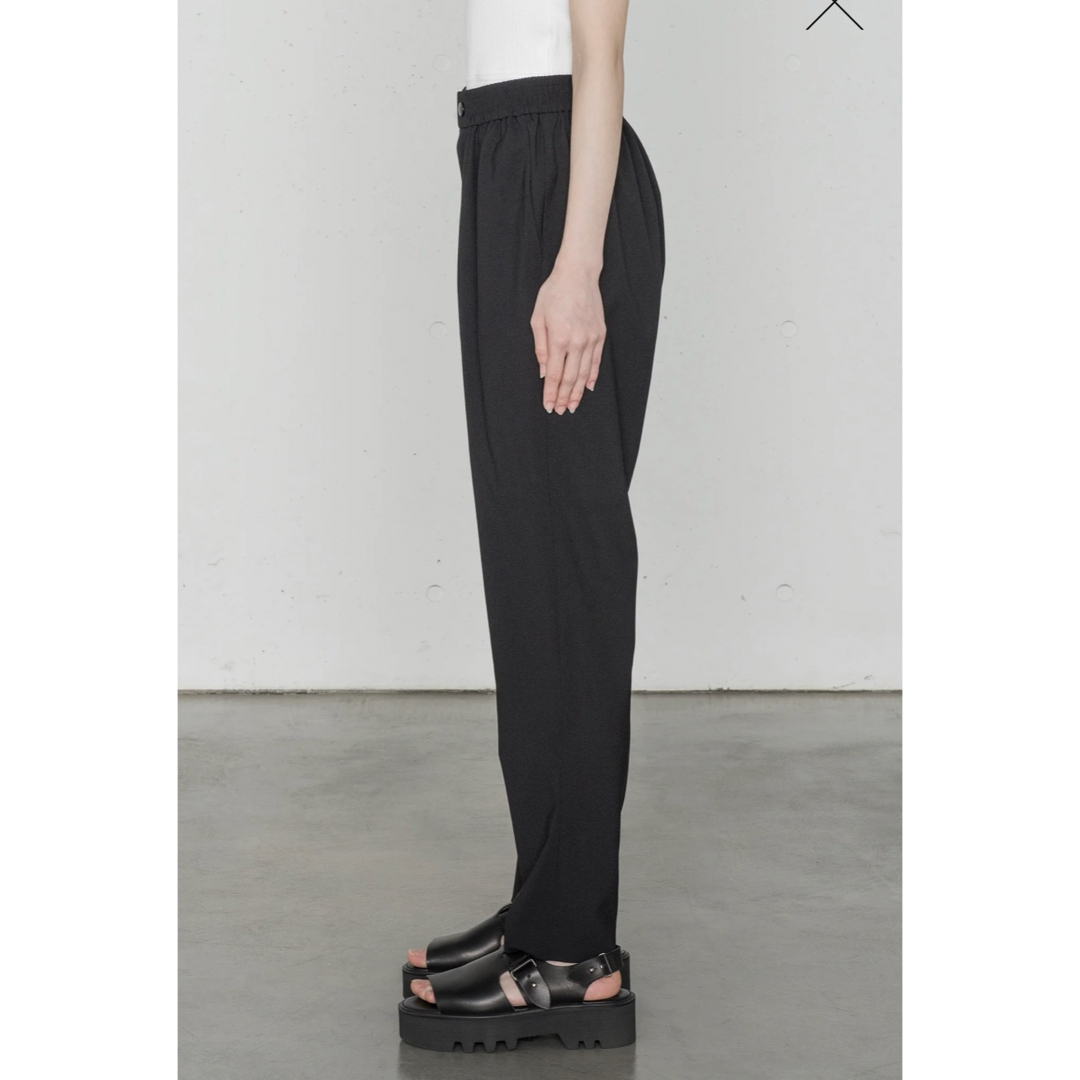 HYKE(ハイク)のHYKE STRETCH TAPERED PANTS ストレッチテーパードパンツ レディースのパンツ(カジュアルパンツ)の商品写真