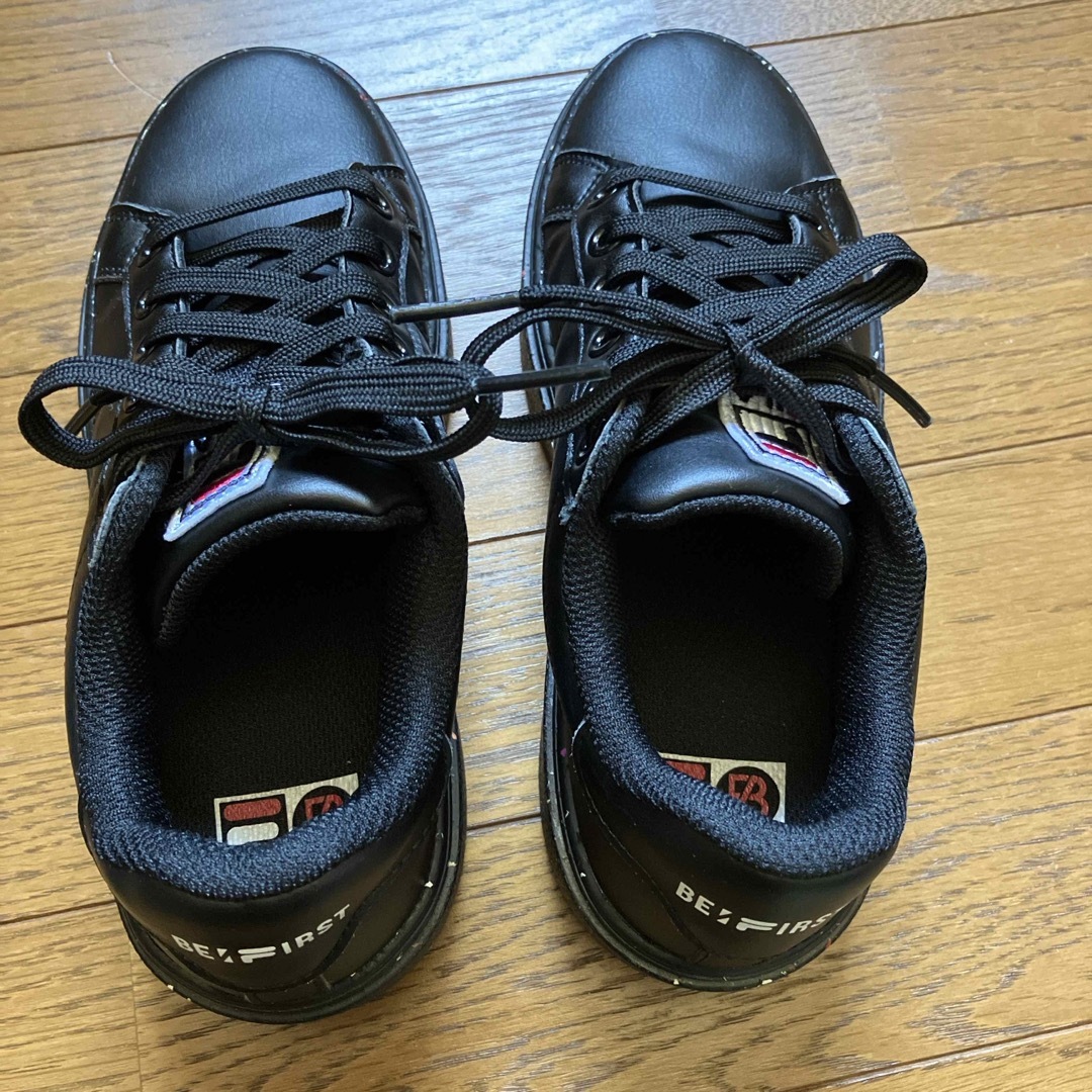 FILA(フィラ)のFILA   BE:FIRST  コラボスニーカー黒　23.0 レディースの靴/シューズ(スニーカー)の商品写真