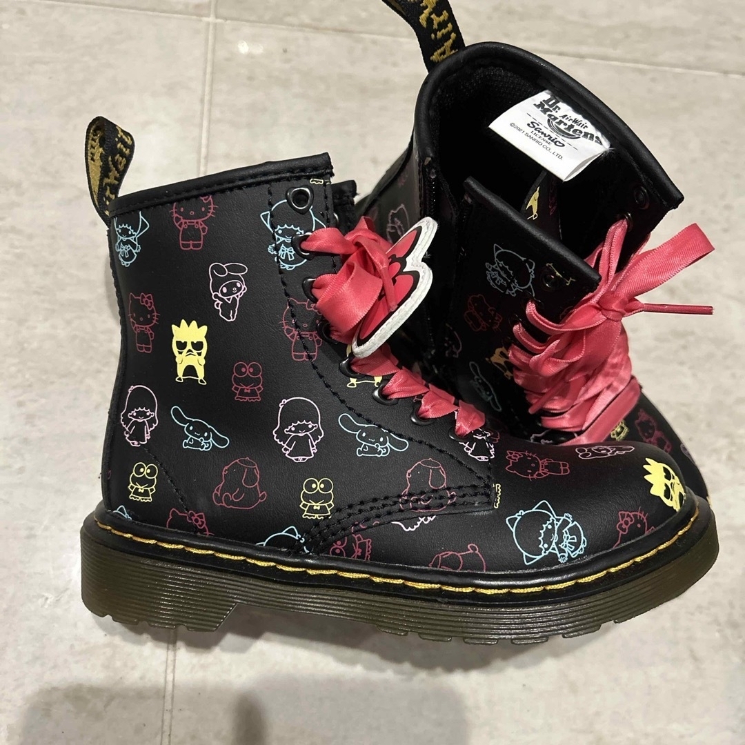 Dr.Martens(ドクターマーチン)のドクターマーチン＆サンリオコラボブーツ　18センチ キッズ/ベビー/マタニティのキッズ靴/シューズ(15cm~)(ブーツ)の商品写真