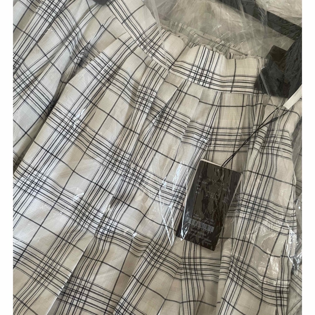 タグ付きアニュアンス シアーチェック タックボリュームスカート　アイボリー レディースのスカート(ロングスカート)の商品写真
