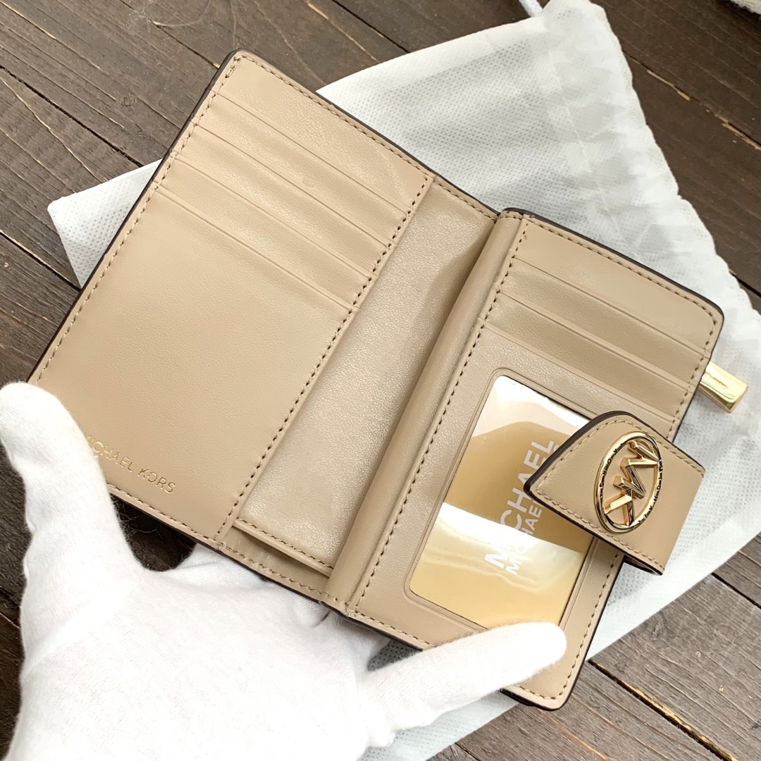 Michael Kors(マイケルコース)の新品未使用 マイケルコース Michael kors 二つ折り財布 キャメル レディースのファッション小物(財布)の商品写真