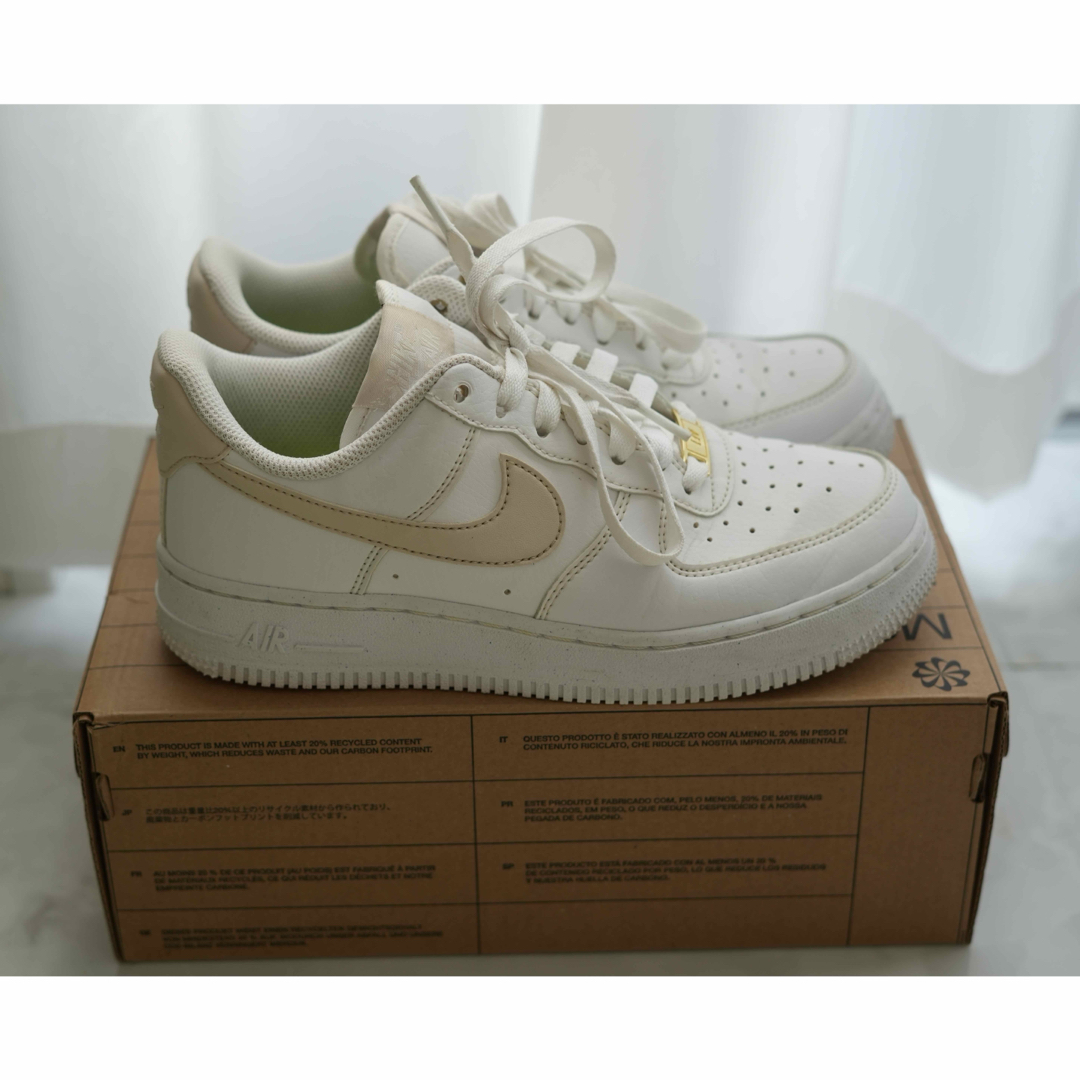 NIKE(ナイキ)のナイキ エアフォース1 ベージュ NIKE AIR FORCE 1 23.5cm レディースの靴/シューズ(スニーカー)の商品写真