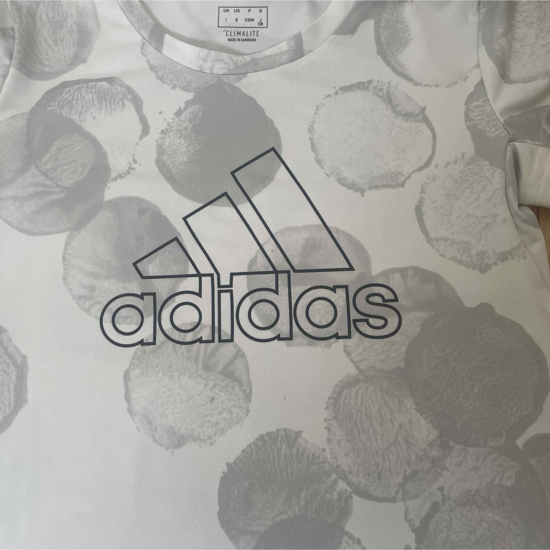 adidas(アディダス)のアディダス☆ ジュニアクルーネックＴシャツ☆サイズ130 キッズ/ベビー/マタニティのキッズ服女の子用(90cm~)(Tシャツ/カットソー)の商品写真