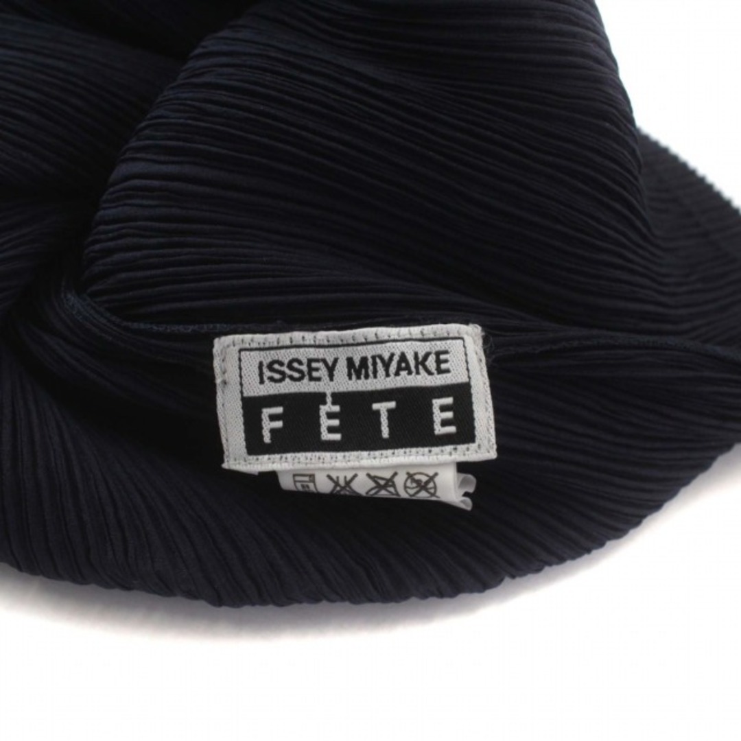 ISSEY MIYAKE(イッセイミヤケ)のイッセイミヤケ プリーツ ハイネックカットソー レースアップ ノースリーブ 紺 レディースのトップス(カットソー(半袖/袖なし))の商品写真