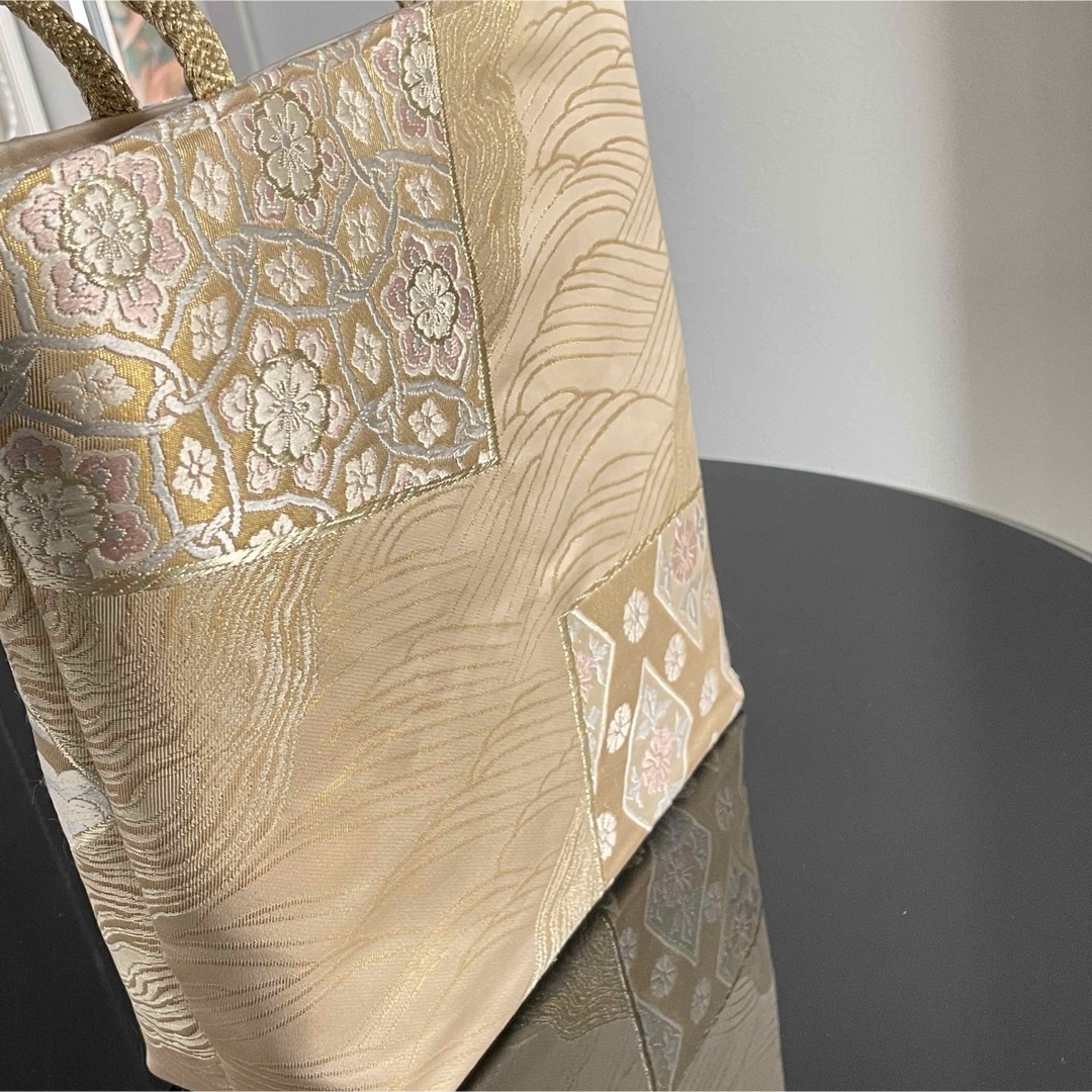 帯リメイクバッグ　本金箔24金　色紙に華文様　B5サイズ 和装バッグ レディースの水着/浴衣(和装小物)の商品写真