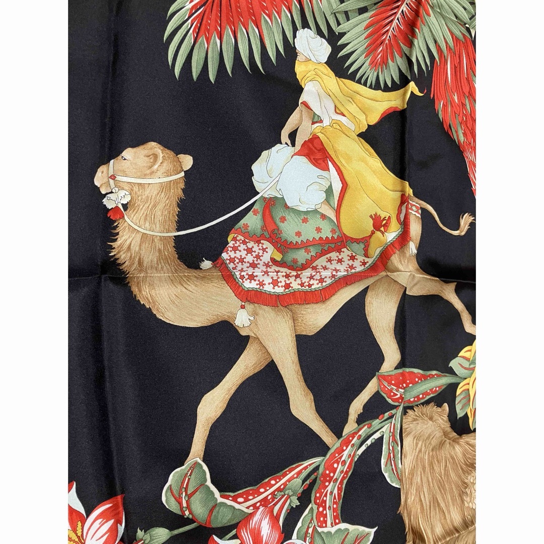 Salvatore Ferragamo(サルヴァトーレフェラガモ)のフェラガモスカーフ　 シルク100%大判　ラクダ  レディースのファッション小物(バンダナ/スカーフ)の商品写真