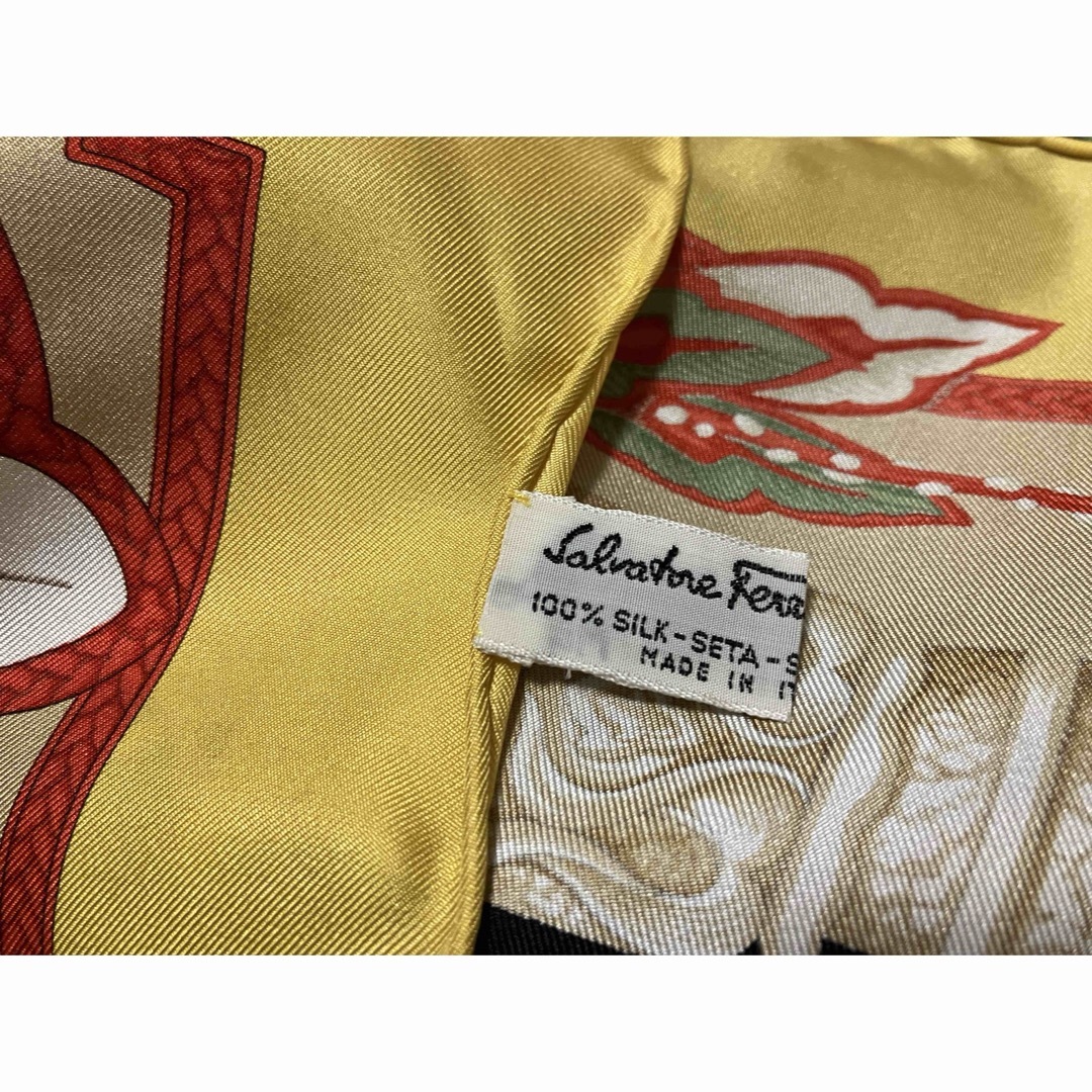 Salvatore Ferragamo(サルヴァトーレフェラガモ)のフェラガモスカーフ　 シルク100%大判　ラクダ  レディースのファッション小物(バンダナ/スカーフ)の商品写真