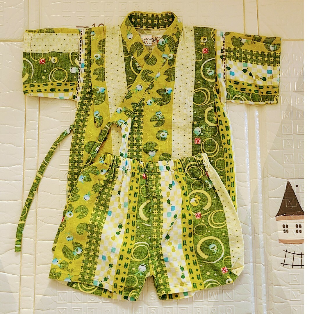 90 甚平 カエル🐸柄 キッズ/ベビー/マタニティのキッズ服女の子用(90cm~)(甚平/浴衣)の商品写真