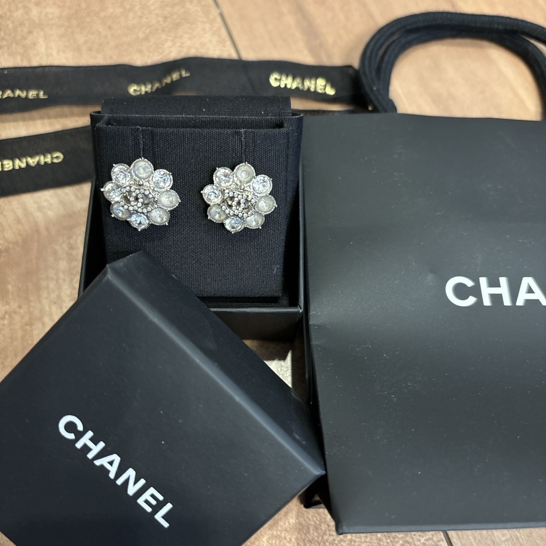 CHANEL(シャネル)のCHANEL クリスタル　フラワーモチーフ　ピアス レディースのアクセサリー(ピアス)の商品写真